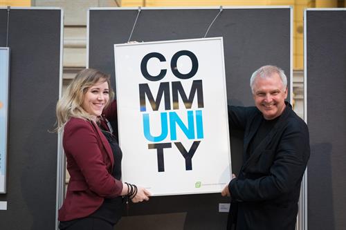 „CO MM UNI TY – Professor Wilfried Korfmacher gratuliert Chantal Schlenker zu ihrem preisgekrönten Plakat. Foto: Kay Herschelmann
